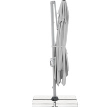 Zusammengeklappter Sonnenschirm mit Ständer