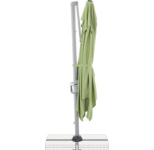 Geschlossener Sonnenschirm mit Ständer