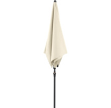 Geschlossener Gartenschirm auf einem schwarzen Metallmast