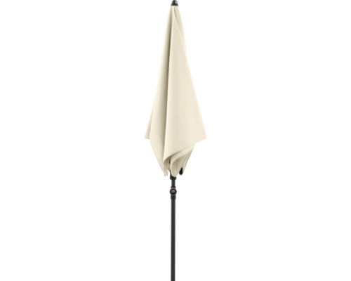 Geschlossener Gartenschirm auf einem schwarzen Metallmast