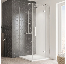 Badezimmer mit Glasdusche, Duscharmatur und geometrischen Fliesen