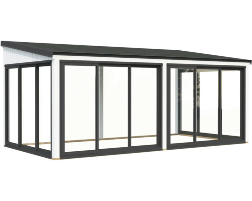 Freistehender Glasanbau mit Schiebetüren für den Außenbereich.