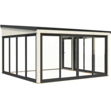 Glashaus mit Schiebetüren und Holzrahmen