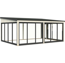 Überdachter Terrassenbereich mit Holzrahmen und Schiebetüren