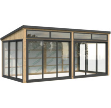 Holzgartenhaus mit großen Glasschiebetüren