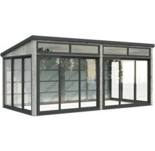 Modernes Gartenhaus mit Schiebetüren und Holzverkleidung