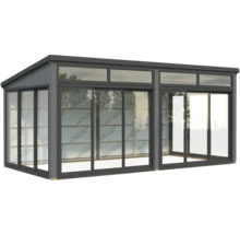 Glashaus mit Schiebetüren und grauem Rahmen