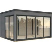 Modernes Gartenhaus mit großen Glas-Schiebetüren für viel Tageslicht