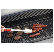 Grill mit Hamburgern, Würstchen und Grillzange