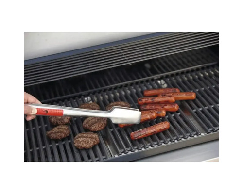 Grill mit Hamburgern, Würstchen und Grillzange