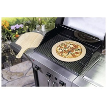 Pizza auf Pizzastein auf Grill mit Pizzaschieber