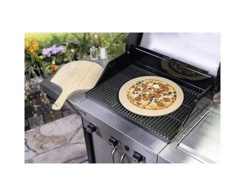 Pizza auf Pizzastein auf Grill mit Pizzaschieber