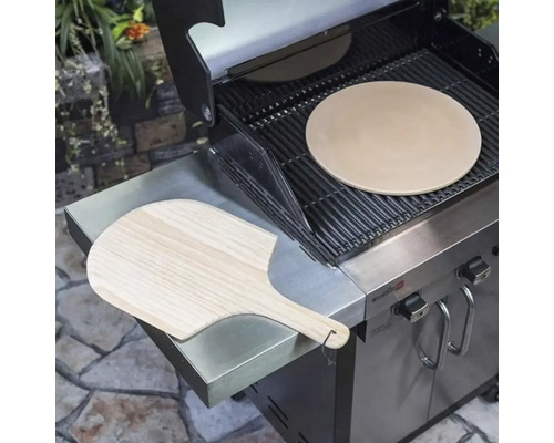 Grill mit Pizzastein und Pizzaschieber aus Holz