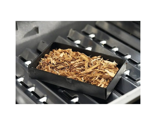 Räucherbox mit Räucherholz auf einem Grillrost