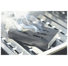 Räucherbox auf Grill mit Rauch