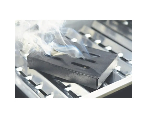 Räucherbox auf Grill mit Rauch