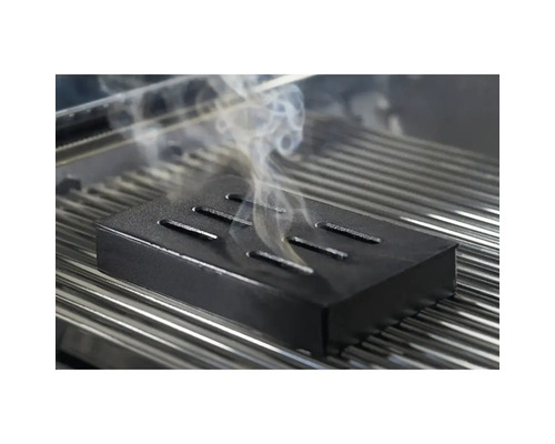 Räucherbox auf Grillrost mit Rauch