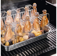 Grill mit Hähnchenschenkelhalter und Kartoffeln.