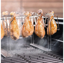 Hähnchenkeulen auf einem Grill mit Halterung