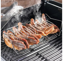 Rippchen auf einem Grillrost mit Rippchenhalter