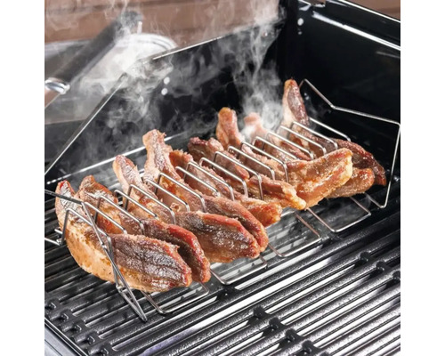 Rippchen auf einem Grillrost mit Rippchenhalter
