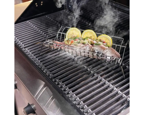 Gegrillter Fisch in Grillkorb mit Zitronen auf einem Grill.