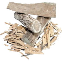 Holzstücke und Holzhackschnitzel gestapelt