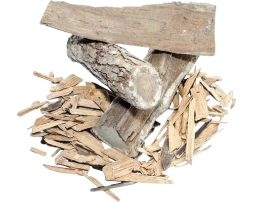Holzstücke und Holzhackschnitzel gestapelt