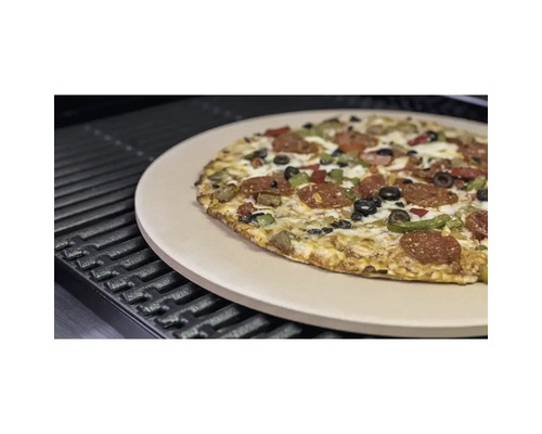Pizza auf einem Pizzastein auf einem Grill