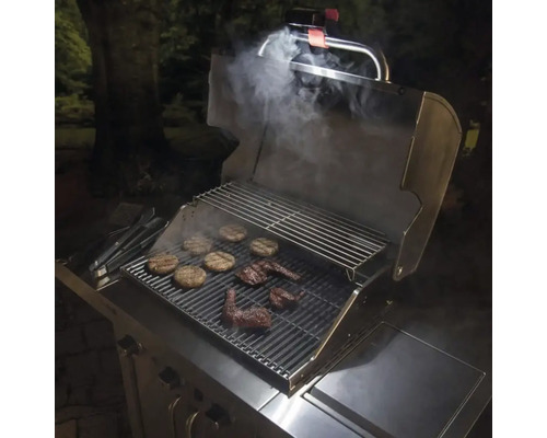 Grill mit Grillgut und Grillzubehör