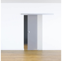 Geöffnete Glasschiebetür vor einer weißen Wand