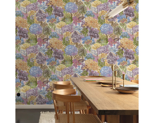 Esszimmer mit floral gemusterter Tapete, Holztisch und Stühlen