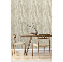 Szene mit einer Wandtapete in Marmoroptik, einem Holztisch und Stühlen.