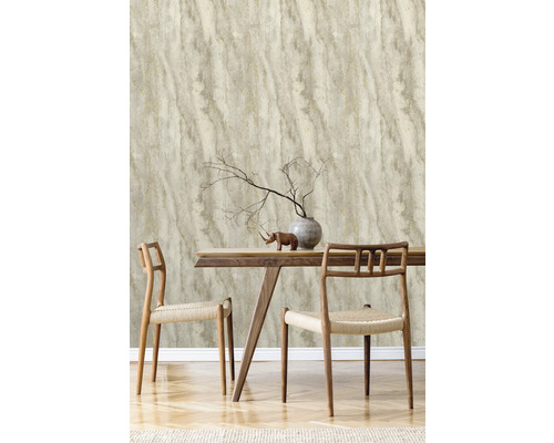 Szene mit einer Wandtapete in Marmoroptik, einem Holztisch und Stühlen.