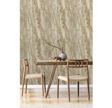 Dekorative Wandgestaltung mit einer Vliestapete in Marmoroptik im Essbereich mit Holztisch und Stühlen.