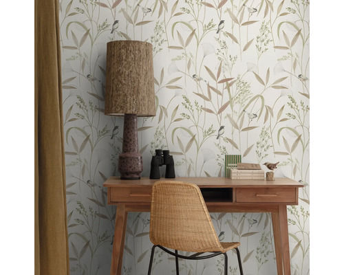 Dekoratives Arbeitszimmer mit Schreibtisch, Stuhl, Lampe und Tapete mit Pflanzen- und Vogelmuster
