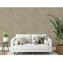 Wohnraum mit Sofa vor einer gemusterten Tapete