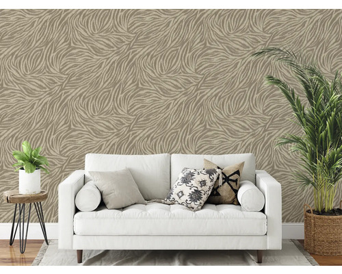 Wohnraum mit Sofa vor einer gemusterten Tapete
