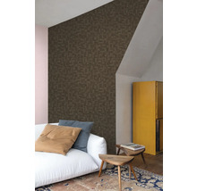 Wohnzimmer mit gemusterter Tapete, Sofa, Teppich und Beistelltisch