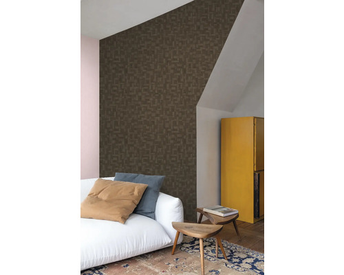 Wohnzimmer mit gemusterter Tapete, Sofa, Teppich und Beistelltisch