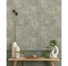 Dekoratives Zimmer mit Strukturtapete und Holztisch mit Vasen