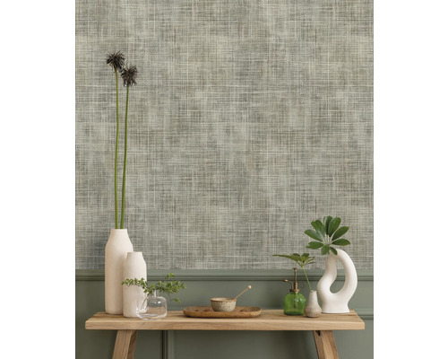 Dekoratives Zimmer mit Strukturtapete und Holztisch mit Vasen