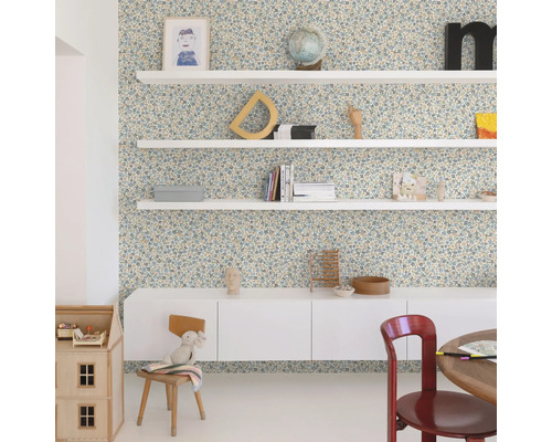 Dekoriertes Zimmer mit blumiger Tapete, weißen Regalen und Möbeln.