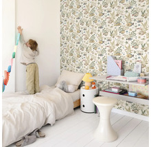 Helles Kinderzimmer mit Bett, Nachttisch, Regal, Hocker und einer Wand mit Tiermuster-Tapete.