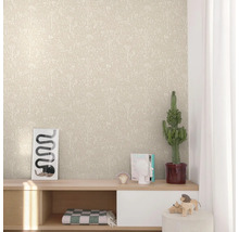 Raum mit Tapete mit Tier- und Pflanzenmuster, Kommode, Dekoration und Kaktus