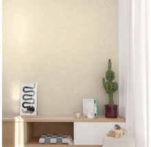 Helles Zimmer mit gemusterter Tapete, Kommode, Dekorationsartikel und Kaktus