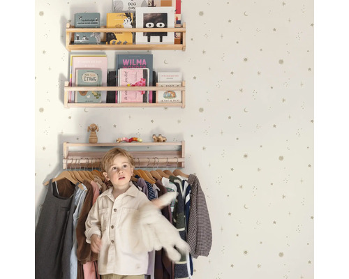 Kinderzimmer mit Bücherregalen, Kleiderständer und Sternentapete