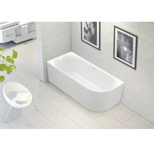 Helle Badezimmeransicht mit einer weißen Badewanne, einem Stuhl und gerahmten Bildern an der Wand.