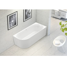 Freistehende Badewanne in einem hellen Badezimmer mit Fliesen