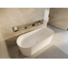 Freistehende Badewanne in einem Badezimmer mit Regalen